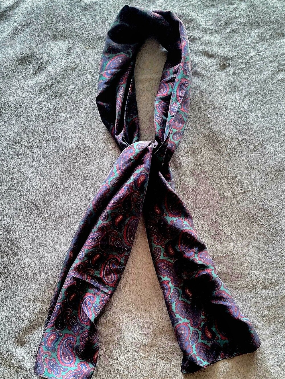 Vinrage Silk Double Sided Paisley Cravat Opera Scarf